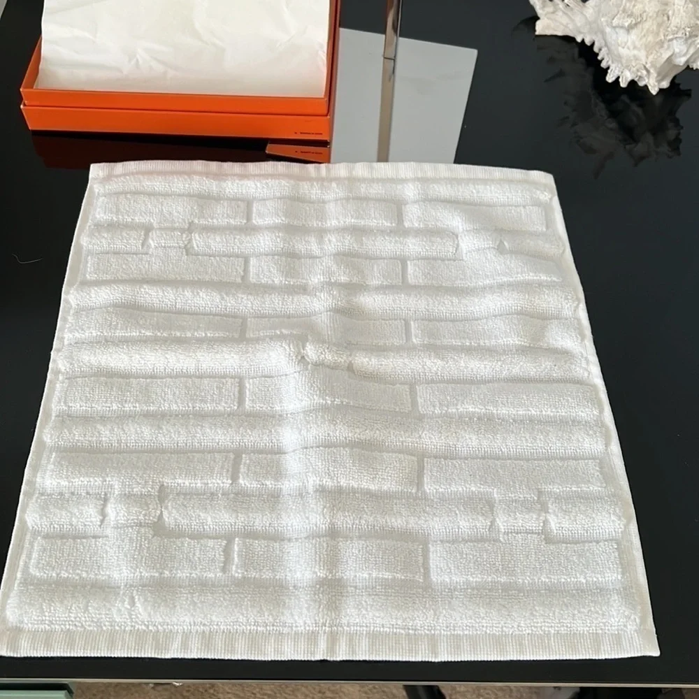 Hermes 12 1/2 in x 13 in hand towel - NWOT  - box included